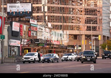 Toronto, Ontario, Canada - 10 03 2022: Calda vista serale autunnale attraverso Younge Street nel quartiere di North York con vecchi edifici a due piani con Foto Stock