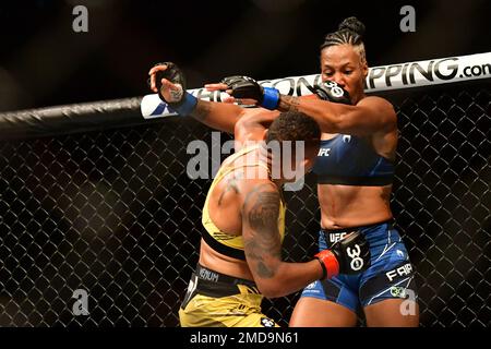 RIO DE JANEIRO, RJ - 21 GENNAIO: Josiane Nunes (guanti rossi) batte Zarah Fairn Dos Santos (guanti blu) nella loro lotta di peso Featherweight femminile durante l'evento UFC 283 alla Jeunesse Arena il 21 gennaio 2023 a Rio de Janeiro, RJ, Brasile. (Foto di Leandro Bernardes/PxImages) Credit: PX Images/Alamy Live News Foto Stock