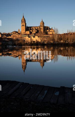 catedral de Salamanca reflejada en el Tormes Foto Stock