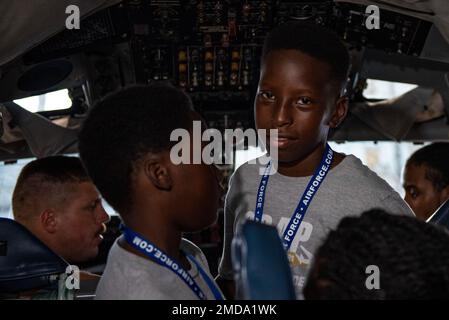 Gli studenti della Aerospace Career Education Academy fanno un tour della 121st Air Refueling Wing presso la Rickenbacker Air National Guard base, Columbus, Ohio, 14 luglio 2022. L'ACE Academy, istituita dall'Organizzazione dei professionisti del settore aerospaziale nero, è un evento di più giorni per studenti delle scuole medie e superiori ed è progettata per esporre i giovani all'ampia varietà di opportunità di carriera nel settore aeronautico e aerospaziale. Foto Stock