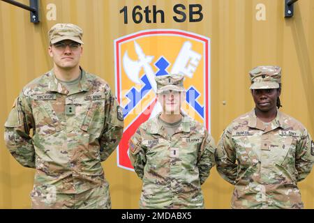 STATI UNITI Esercito 1st Lt. Meghan George (centro), 1st Inland Cargo Transfer Company, 39th battaglione di controllo del movimento, 16th Brigata di sostegno si trova fianco a fianco con Cadet Tadeusz Sikorski e Cadet Aiyana Parker a Kleber Kaserne, Kaiserslautern, Germania, 14 luglio 2022. George ha mentito Sikorski e Parker per un mese durante l'addestramento del leader della truppa di Cadet e i Cadets saranno commissionati il 2023 maggio. Foto Stock