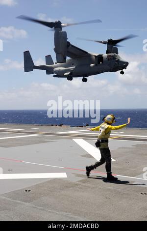 OCEANO PACIFICO (14 luglio 2022) un Navy Sailor reale Australiano, guida un corpo Marino MV-22 Osprey con Marine Medium Tiltrotor Squadron 363, Marine Air-Ground Task Force 7, a bordo di Royal Australian Navy Canberra-Class Helicopter dock HMAS Canberra (L02), luglio 14. Ventisei nazioni, 38 navi, quattro sottomarini, più di 170 aerei e 25.000 personale partecipano al RIMPAC 2022 dal 29 giugno al 4 agosto nelle isole Hawaiane e nella California meridionale. Il più grande esercizio marittimo internazionale del mondo, il RIMPAC 2022 offre un’opportunità di formazione unica e allo stesso tempo Foster Foto Stock