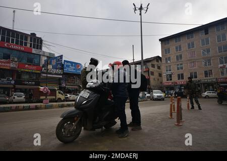 Srinagar, India. 22nd Jan, 2023. I gruppi paramilitari indiani corrono i civili Kashmiri a Srinagar, amministrato dagli indiani Kashmir. Le autorità hanno sollevato la sicurezza attraverso la valle del Kashmir prima del giorno della repubblica dell'India. (Foto di Mubashir Hassan/Pacific Press/Sipa USA) Credit: Sipa USA/Alamy Live News Foto Stock