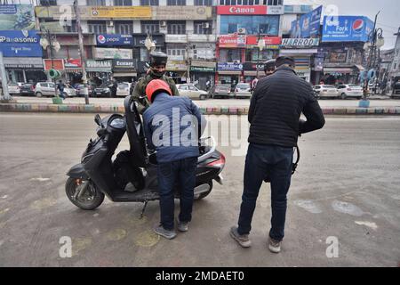 Srinagar, India. 22nd Jan, 2023. I gruppi paramilitari indiani corrono i civili Kashmiri a Srinagar, amministrato dagli indiani Kashmir. Le autorità hanno sollevato la sicurezza attraverso la valle del Kashmir prima del giorno della repubblica dell'India. (Foto di Mubashir Hassan/Pacific Press/Sipa USA) Credit: Sipa USA/Alamy Live News Foto Stock