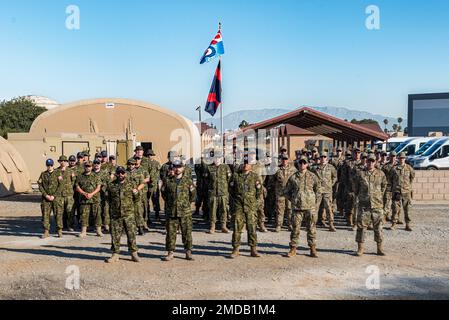 Gli aerei assegnati al 107th Civil Engineer Squadron, 107th Attack Wing, New York Air National Guard, Niagara Falls Air Reserve Station, N.Y., posano per una foto con i membri della Royal Canadian Air Force base su March Air Reserve base, Moreno Valley California, 13 luglio 2022. I membri del CES stanno effettuando lavori di ristrutturazione, insieme alla Royal Canadian Air Force, per sostenere l'ARB di marzo come parte della loro annuale implementazione per la formazione. Air National Guard foto di Senior Airman Daniel Meade Foto Stock