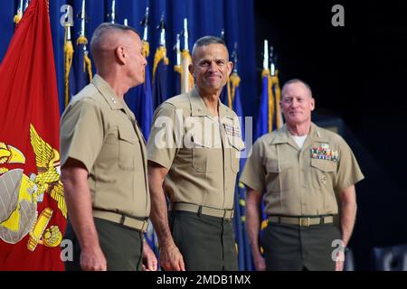 Il generale David W. Maxwell prende il comando del comando delle installazioni del corpo dei Marine (MCICOM) durante una cerimonia presso la Joint base Myer-Henderson Hall il 15 luglio 2022. La cerimonia ha riconosciuto il significato del passaggio del comando e ha formalmente nominato il comandante entrante. MCICOM esercita il comando e il controllo degli impianti del corpo Marino tramite comandanti regionali per fornire supervisione, direzione e coordinamento dei servizi di installazione e ottimizzare il supporto alle forze operative, agli inquilini e alle attività. Foto Stock