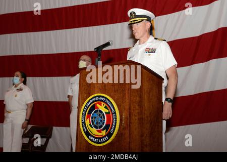 NORTH CHICAGO, il. (15 luglio 2022) Incoming Commanding Officer of Navy Medicine Readiness and Training Command Great Lakes Captain Chad McKenzie legge i suoi ordini durante la cerimonia di cambio di comando dell'NMRTC Great Lakes. NMRTC Great Lakes è il comando della Marina al Captain James A. Lovell Federal Health Care Center, il primo e unico centro sanitario nel suo genere che integra le cure mediche del Dipartimento della Difesa e del Dipartimento dei Veterani in un'unica missione combinata. Foto Stock