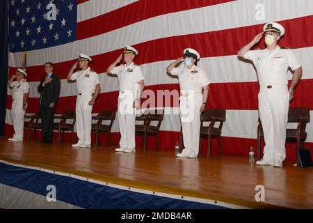 NORTH CHICAGO, il. (15 luglio 2022) il comando di preparazione e addestramento della Medicina della Marina Great Lakes tiene una cerimonia di cambio di comando che accoglie il comandante in arrivo Captain Chad McKenzie, che ha sollevato il comandante capitano Jeremy Hawker. NMRTC Great Lakes è il comando della Marina al Captain James A. Lovell Federal Health Care Center, il primo e unico centro sanitario nel suo genere che integra le cure mediche del Dipartimento della Difesa e del Dipartimento dei Veterani in un'unica missione combinata. Foto Stock