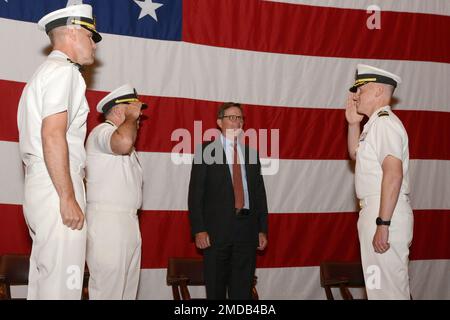 NORTH CHICAGO, il. (15 luglio 2022) l'ufficiale di comando in arrivo della Medicina della Marina il comando di preparazione e addestramento dei grandi Laghi il Capitano Chad McKenzie (a destra) saluta il Comandante delle forze mediche della Marina l'Ammiraglio posteriore dell'Atlantico Matthew Case (a sinistra interna) durante la cerimonia di cambio di comando dei grandi Laghi NMRTC. NMRTC Great Lakes è il comando della Marina al Captain James A. Lovell Federal Health Care Center, il primo e unico centro sanitario nel suo genere che integra le cure mediche del Dipartimento della Difesa e del Dipartimento dei Veterani in un'unica missione combinata. Il direttore di Lovell FHCC, Dr. Foto Stock