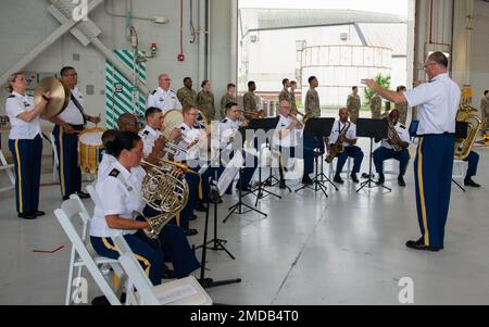 I membri della 82nd Airborne Division Band suonano durante la cerimonia del cambio di comando della Air base Wing 628th presso la Joint base Charleston, South Carolina, 15 luglio 2022. La 82nd Airborne Division All-American Band and Chorus fornisce musica a Fort Bragg, North Carolina, e alla zona locale ‘Telling the Army Story’ a sostegno dei soldati e delle loro famiglie, delle iniziative di comunità e reclutamento e dei programmi di educazione musicale. Foto Stock