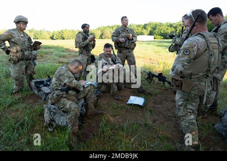 1st il tenente Thomas Fontana, centro, di Alpha Company, 1st Battaglione, 114th Reggimento fanteria, 44th Brigade Combat Team, emette un ordine di avvertimento prima di un movimento per contattare la trivella il 15 luglio 2022 durante l'esercizio Exportable Combat Training Capability (XCTC) a Fort Drum, N.Y. Più di 2.500 soldati partecipano all'evento di addestramento, che consente alle squadre di combattimento delle brigate di raggiungere la preparazione del plotone addestrato necessaria per schierare, combattere e vincere. Foto Stock