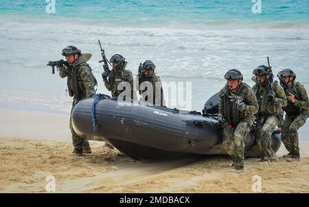 220715-N-EE352-1223 LA STAZIONE DELL'AERONAUTICA DI MANTICE, Hawaii (15 luglio 2022) la fanteria navale messicana atterra sulla spiaggia con un'imbarcazione da combattimento che razzia gomma durante un addestramento di operazioni anfibie con gli Stati Uniti Corpo Marino a Bellows Beach durante Rim of the Pacific (RIMPAC) 2022. Ventisei nazioni, 38 navi, quattro sottomarini, più di 170 aerei e 25.000 personale partecipano al RIMPAC dal giugno 29 al 4 agosto nelle isole hawaiane e nella California meridionale. Il più grande esercizio marittimo internazionale del mondo, RIMPAC offre un'opportunità di formazione unica, promuovendo e sostenendo Foto Stock