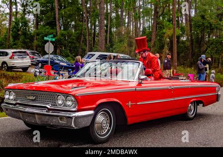 Una Ford Galaxie 500 convertibile 1963 partecipa alla sfilata di Krewe de la Dauphine Mardi Gras, 21 gennaio 2023, a Dauphin Island, Alabama. Foto Stock