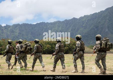 CAMPO DELL'AERONAUTICA MILITARE DI MANTICE, Hawaii (14 luglio 2022) Paracadutisti dell'esercito malese, assegnati a 10th Paracadutisti di Brigata dal reggimento malese reale del 18th, esercito malese, si preparano a salire a bordo di un US Marine Corps MV-22B Osprey, assegnato a Marine Medium Tiltrotor Squadron 363 (VMM-363), presso la Bellows Air Force Station, Hawaii, durante Rim of the Pacific (RIMPAC) 2022. Ventisei nazioni, 38 navi, quattro sottomarini, più di 170 aerei e 25.000 personale partecipano al RIMPAC dal giugno 29 al 4 agosto nelle isole hawaiane e nella California meridionale. Il mar internazionale più grande del mondo Foto Stock