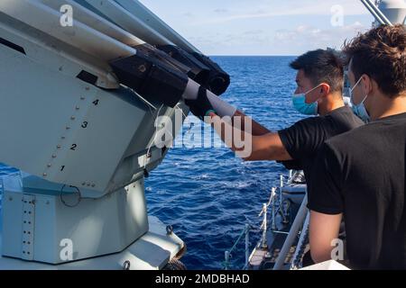 220715-o-QR492-1004-CA PACIFIC OCEAN (15 luglio 2022) - Royal Canadian Navy Electronic Sensor Operator Sailor 3rd Class danni Yang carica un round nel lanciatore Multi Ammunition Softkill System a bordo della fregata HMCS Vancouver (FFH 331) durante Rim of the Pacific (RIMPAC) 2022, 15 luglio. Ventisei nazioni, 38 navi di superficie, quattro sottomarini, nove forze terrestri nazionali, più di 30 sistemi senza equipaggio, circa 170 aerei e più di 25.000 persone si addestreranno e opereranno nelle e intorno alle isole Hawaii e alla California meridionale, dal giugno 29 al 4 agosto. Il più grande del mondo Foto Stock