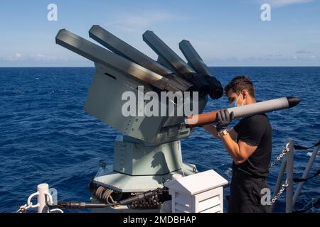 220715-o-QR492-1003-CA PACIFIC OCEAN (15 luglio 2022) - Royal Canadian Navy Electronic Sensor Operator 3rd Class Callan Kuemper, carica un round nel lanciatore Multi Ammunition Softkill System a bordo della Royal Canadian Navy fregate HMCS Vancouver (FFH 331) durante Rim of the Pacific (RIMPAC) 2022, 15 luglio 2022. Ventisei nazioni, 38 navi di superficie, quattro sottomarini, nove forze terrestri nazionali, più di 30 sistemi senza equipaggio, circa 170 aeromobili e più di 25.000 persone si addestreranno e opereranno nelle isole Hawaiane e nella California meridionale, dal 29 giugno al 4 agosto. Il grande mondo Foto Stock