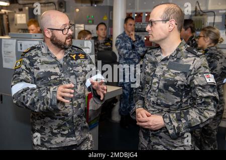 220717-N-N0842-3005-AU OCEANO PACIFICO (15 luglio 2022) Senatore australiano per lo stato di Victoria, Il Senatore Raff Ciccone parla con il Capo della Marina reale Australiana Terry Hunt a bordo della Royal Australian Navy Landing Helicopter Dock HMAS Canberra (L02) durante una visita dei membri del programma parlamentare della forza di difesa australiana durante il Rim of the Pacific (RIMPAC) 2022. Ventisei nazioni, 38 navi, quattro sottomarini, più di 170 aerei e 25.000 personale partecipano al RIMPAC dal giugno 29 al 4 agosto nelle isole hawaiane e nella California meridionale. L'larice del mondo Foto Stock