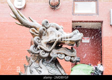 Toronto, Ontario, Canada. 23rd Jan, 2023. Un uomo che vive senza casa dorme per strada a Chinatown, Toronto, domenica 22 gennaio 2023, primo giorno del nuovo anno lunare. (Credit Image: © Winston Tang/ZUMA Press Wire) SOLO PER USO EDITORIALE! Non per USO commerciale! Credit: ZUMA Press, Inc./Alamy Live News Credit: ZUMA Press, Inc./Alamy Live News Foto Stock