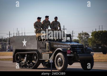 STATI UNITI Esercito Brig. Sean P. Davis, (a sinistra) 13th comando di sostegno di spedizione comandante in arrivo, Lt. Gen. Pat White, III corpo e Fort Hood comandante Generale e Brig. Il generale Ronald R. Ragin, 13th° Comandante del comando di sostegno di spedizione, esegue un'ispezione di passaggio sulla formazione su Fort Hood, Tx, 15 luglio 2022, la cerimonia di cambiamento di comando è un passaggio formale di autorità e responsabilità di comando da un leader all'altro. Foto Stock