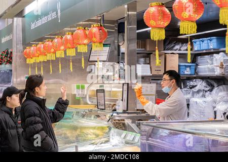 Toronto, Ontario, Canada. 23rd Jan, 2023. La gente va a fare acquisti di alimentari e celebra il Capodanno lunare il primo giorno dell'anno del coniglio a Chinatown di Toronto, domenica 22 gennaio 2023. (Credit Image: © Winston Tang/ZUMA Press Wire) SOLO PER USO EDITORIALE! Non per USO commerciale! Credit: ZUMA Press, Inc./Alamy Live News Credit: ZUMA Press, Inc./Alamy Live News Foto Stock