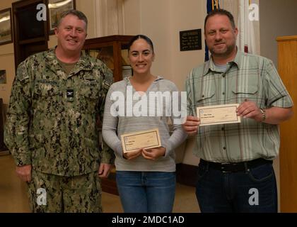 GRANDI LAGHI, il. (15 luglio 2022) i membri dello staff ricevono premi dal capitano Jason J. Williamson, ufficiale comandante della Naval Station Great Lakes, durante un quartier generale. Inaugurato nel 1911, la Naval Station Great Lakes (NSGL) è la più grande installazione di addestramento della Marina e sede dell'unico Boot Camp della Marina. Situato su oltre 1600 acri di terreno affacciato sul Lago Michigan, l'installazione comprende 1.153 edifici di cui 39 nel Registro Nazionale dei luoghi storici. NSGL supporta oltre 50 comandi ed elementi locatari e oltre 20.000 marinai, marines, soldati e civili DoD che vivono e lavorano sull'interno Foto Stock