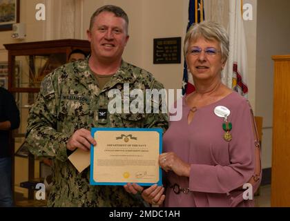 GRANDI LAGHI, il. (15 luglio 2022) Jacqueline Chambers, business manager della Naval Station Great Lakes' MWR, riceve un premio per la sua selezione come civile del quartiere dal capitano Jason J. Williamson, comandante ufficiale, durante un quartier generale. Inaugurato nel 1911, la Naval Station Great Lakes (NSGL) è la più grande installazione di addestramento della Marina e sede dell'unico Boot Camp della Marina. Situato su oltre 1600 acri di terreno affacciato sul Lago Michigan, l'installazione comprende 1.153 edifici di cui 39 nel Registro Nazionale dei luoghi storici. NSGL supporta oltre 50 comandi ed elementi tenant oltre a ove Foto Stock