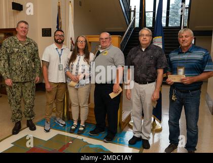 GRANDI LAGHI, il. (15 luglio 2022) i membri dello staff ricevono premi dal capitano Jason J. Williamson, ufficiale comandante della Naval Station Great Lakes, durante un quartier generale. Inaugurato nel 1911, la Naval Station Great Lakes (NSGL) è la più grande installazione di addestramento della Marina e sede dell'unico Boot Camp della Marina. Situato su oltre 1600 acri di terreno affacciato sul Lago Michigan, l'installazione comprende 1.153 edifici di cui 39 nel Registro Nazionale dei luoghi storici. NSGL supporta oltre 50 comandi ed elementi locatari e oltre 20.000 marinai, marines, soldati e civili DoD che vivono e lavorano sull'interno Foto Stock