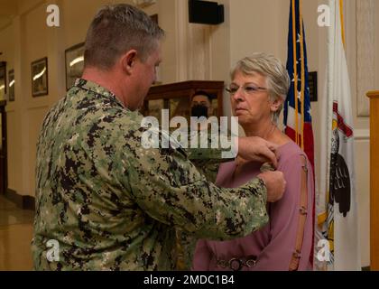 GRANDI LAGHI, il. (15 luglio 2022) Jacqueline Chambers, business manager della Naval Station Great Lakes' MWR, riceve un premio per la sua selezione come civile del quartiere dal capitano Jason J. Williamson, comandante ufficiale, durante un quartier generale. Inaugurato nel 1911, la Naval Station Great Lakes (NSGL) è la più grande installazione di addestramento della Marina e sede dell'unico Boot Camp della Marina. Situato su oltre 1600 acri di terreno affacciato sul Lago Michigan, l'installazione comprende 1.153 edifici di cui 39 nel Registro Nazionale dei luoghi storici. NSGL supporta oltre 50 comandi ed elementi tenant e ov Foto Stock