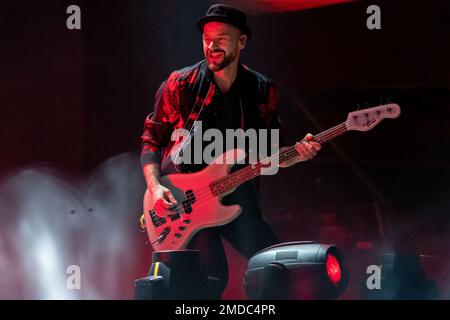 Verona, Italia. 09th maggio, 2022. Un gruppo pop italiano di Moda' sul palco durante le loro esibizioni dal vivo per ''BuonFortuna Live Tour'' il 9th maggio 2022 all'Arena di Verona (Foto di Roberto Tommasini/NurPhoto) Credit: NurPhoto SRL/Alamy Live News Foto Stock