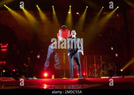 Verona, Italia. 09th maggio, 2022. Un gruppo pop italiano di Moda sul palco durante le loro esibizioni dal vivo per BuonFortuna Live Tour il 9th maggio 2022 all'Arena di Verona (Foto di Roberto Tommasini/NurPhoto) Credit: NurPhoto SRL/Alamy Live News Foto Stock