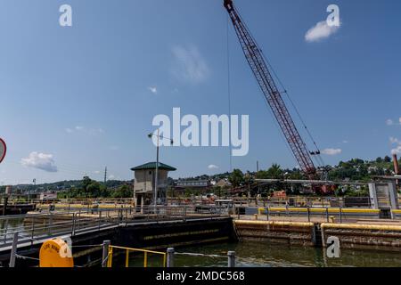 Il 15 luglio, il vice comandante generale Heitkamp ha visitato il distretto di Pittsburgh per visitare i lavori di costruzione a Charleroi Locks and Dam 4 a Belle Vernon, Pennsylvania. I lavori di costruzione fanno parte del progetto Lower Monongahela River, che sostituirà la diga a cresta fissa risalente a quasi 100 anni fa con una diga con cancello a Braddock Locks e Dam 2, rimuoverà Locks e Dam 3 a Elizabeth e costruirà due chiuse più grandi a Charleroi Locks e Dam 4 a Belle Vernon. Le serrature Braddock, Elizabeth e Charleroi sono le tre più antiche strutture operative-di navigazione sul fiume Monongahela e sperimentano la comm più alta Foto Stock