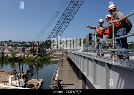 Il 15 luglio, il vice comandante generale Heitkamp ha visitato il distretto di Pittsburgh per visitare i lavori di costruzione a Charleroi Locks and Dam 4 a Belle Vernon, Pennsylvania. I lavori di costruzione fanno parte del progetto Lower Monongahela River, che sostituirà la diga a cresta fissa risalente a quasi 100 anni fa con una diga con cancello a Braddock Locks e Dam 2, rimuoverà Locks e Dam 3 a Elizabeth e costruirà due chiuse più grandi a Charleroi Locks e Dam 4 a Belle Vernon. Le serrature Braddock, Elizabeth e Charleroi sono le tre più antiche strutture operative-di navigazione sul fiume Monongahela e sperimentano la comm più alta Foto Stock