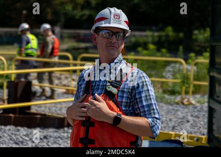 Il 15 luglio, il vice comandante generale Heitkamp ha visitato il distretto di Pittsburgh per visitare i lavori di costruzione a Charleroi Locks and Dam 4 a Belle Vernon, Pennsylvania. I lavori di costruzione fanno parte del progetto Lower Monongahela River, che sostituirà la diga a cresta fissa risalente a quasi 100 anni fa con una diga con cancello a Braddock Locks e Dam 2, rimuoverà Locks e Dam 3 a Elizabeth e costruirà due chiuse più grandi a Charleroi Locks e Dam 4 a Belle Vernon. Le serrature Braddock, Elizabeth e Charleroi sono le tre più antiche strutture operative-di navigazione sul fiume Monongahela e sperimentano la comm più alta Foto Stock