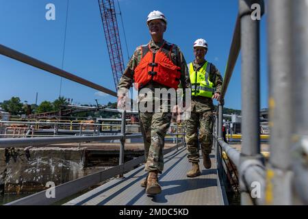 Il 15 luglio, il vice comandante generale Heitkamp ha visitato il distretto di Pittsburgh per visitare i lavori di costruzione a Charleroi Locks and Dam 4 a Belle Vernon, Pennsylvania. I lavori di costruzione fanno parte del progetto Lower Monongahela River, che sostituirà la diga a cresta fissa risalente a quasi 100 anni fa con una diga con cancello a Braddock Locks e Dam 2, rimuoverà Locks e Dam 3 a Elizabeth e costruirà due chiuse più grandi a Charleroi Locks e Dam 4 a Belle Vernon. Le serrature Braddock, Elizabeth e Charleroi sono le tre più antiche strutture operative-di navigazione sul fiume Monongahela e sperimentano la comm più alta Foto Stock