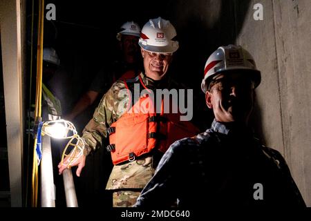 Il Major Gen. Heitkamp fa un tour della nuova torre di controllo che, una volta costruita completamente, consentirà agli operatori di blocco di controllare le operazioni di blocco in remoto. Il 15 luglio, il vice comandante generale Heitkamp visitò il distretto di Pittsburgh per fare un tour dei lavori di costruzione a Charleroi Locks e Dam 4 a Belle Vernon, Pennsylvania. I lavori di costruzione fanno parte del progetto Lower Monongahela River, che sostituirà la diga di quasi 100 anni a cresta fissa con una diga recintata a Braddock Locks e Dam 2, rimuoverà Locks e Dam 3 a Elizabeth e costruirà due chiuse più grandi a Charleroi Locks e Dam 4 a Belle Vernon. Il Fr Foto Stock