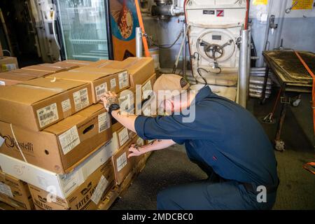 220715-N-NR343-1002 ATTIVITÀ DI SUPPORTO NAVALE BAHRAIN (15 luglio 2022) Ospedale Corpsman 1st Classe Jacob Jeffreys ispeziona pallet di cibo congelato a bordo della nave da combattimento litoranea USS Sioux City (LCS 11), luglio 15. Sioux City è dislocata nell'area operativa della flotta statunitense 5th per garantire la sicurezza e la stabilità marittima nella regione del Medio Oriente. Foto Stock