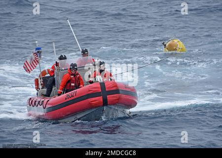 Gli equipaggi della Guardia Costiera Cutter Healy (WAGB 20) a bordo di una piccola imbarcazione di 26 piedi recuperano una boa acustica sull'offshore di Washington, 15 luglio 2022. Questa boa era stata dispiegata da Healy diversi giorni prima. L'equipaggio ha lavorato con ricercatori dell'Università di Washington e del Woods Hole Oceanographic Institute per lanciare e calibrare le attrezzature che saranno utilizzate per la ricerca al di sopra del Circolo polare Artico. Foto Stock