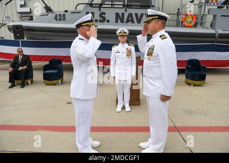 220715-N-AT895-0001 IMPERIAL BEACH, CALIFORNIA (15 luglio 2022) CMdR. Mark E. Gillaspie, comandante in entrata dello squadrone di sicurezza marittima (MSRON) 3, saluta il comandante in uscita CMdR. Douglas E. Cole, durante una cerimonia di cambio di comando al Naval Outlying Landing Field Imperial Beach, California, 15 luglio 2022. La missione di MSRON-3 è fornire scorte di beni di alto valore, difesa della zona portuale, squadre di sicurezza imbarcate e aerea, e quando diretto condurre operazioni di combattimento per dominare i litorali e rafforzare le operazioni in acque blu. Foto Stock