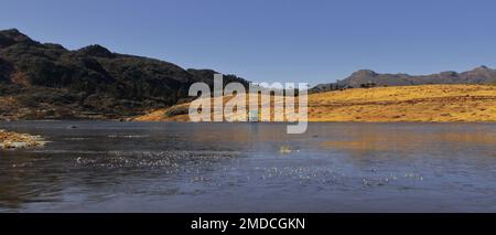 Valle alpina panoramica e PT Tso o penga teng tso lago circondato da montagne himalaya, famosa destinazione turistica di tawang, nord-est india Foto Stock