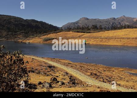 Valle alpina panoramica e PT Tso o penga teng tso lago circondato da montagne himalaya, famosa destinazione turistica di tawang, nord-est india Foto Stock