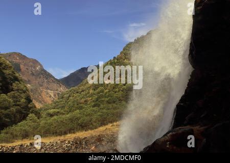 Bella vista della cascata di Jang o delle cascate di Nuranang, una popolare destinazione turistica di tawang circondata dalle montagne di himalaya nel nord-est dell'india Foto Stock