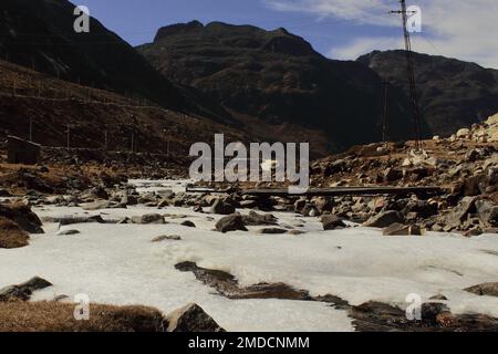 il ruscello di montagna congelato vicino al passo di sela, alto passo di himalayan è situato vicino alla stazione della collina di tawang in arunachal pradesh, nell'india nord-orientale Foto Stock