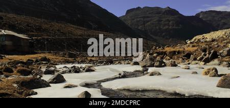 il ruscello di montagna congelato vicino al passo di sela, alto passo di himalayan è situato vicino alla stazione della collina di tawang in arunachal pradesh, nell'india nord-orientale Foto Stock