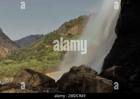 Bella vista della cascata di Jang o delle cascate di Nuranang, una popolare destinazione turistica di tawang circondata dalle montagne di himalaya nel nord-est dell'india Foto Stock