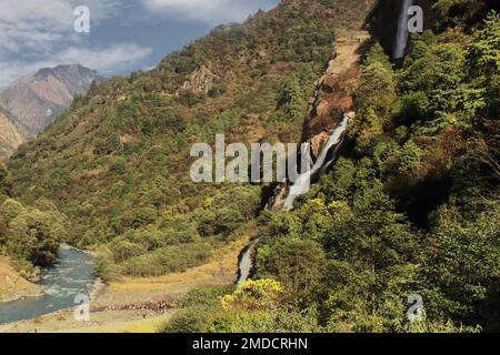 Bella vista della cascata di Jang o delle cascate di Nuranang, una popolare destinazione turistica di tawang circondata dalle montagne di himalaya nel nord-est dell'india Foto Stock