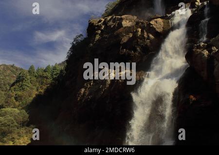 Bella vista della cascata di Jang o delle cascate di Nuranang, una popolare destinazione turistica di tawang circondata dalle montagne di himalaya nel nord-est dell'india Foto Stock