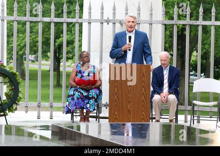 Richard K. Harding, nipote dell'ex presidente Warren G. Harding, parla alla folla riunita per onorare Harding durante la cerimonia annuale di deposizione della corona alla Marion, Ohio, Tomb, 16 luglio 2022. Foto Stock