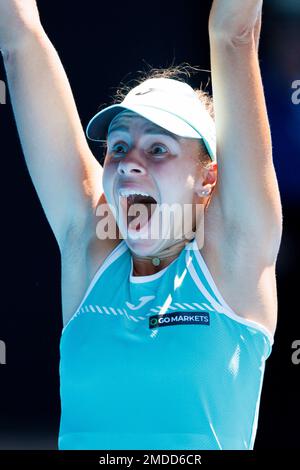 Melbourne, Australia. 23rd Jan, 2023. MAGDA LINETTE di Polonia festeggia dopo aver sconfitto 4th seme CAROLINE GARCIA di Francia sulla Rod Laver Arena in una partita femminile di 4th round il giorno 8 dell'Australian Open 2023 a Melbourne, Australia. Sydney Low/Cal Sport Media/Alamy Live News Foto Stock