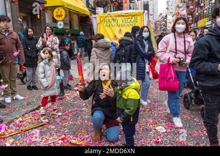 Atmosfera durante la celebrazione del Capodanno lunare del coniglio sulle strade di Chinatown a New York il 22 gennaio 2023 Foto Stock