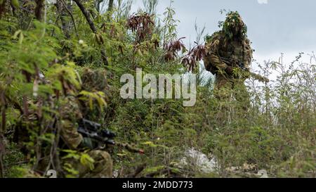 AIR FORCE STATION, Hawaii (16 luglio 2022) soldati dell'esercito australiano da 2nd battaglione, il reggimento australiano reale, pattugliano attraverso il bush-land durante una missione di ricognizione simulata durante Rim of the Pacific (RIMPAC) 2022, 16 luglio. Ventisei nazioni, 38 navi, quattro sottomarini, più di 170 aerei e 25.000 personale partecipano al RIMPAC dal giugno 29 al 4 agosto nelle isole hawaiane e nella California meridionale. Il più grande esercizio marittimo internazionale del mondo, RIMPAC offre un'opportunità di formazione unica, promuovendo e sostenendo le relazioni di cooperazione Foto Stock